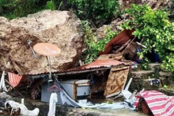 Bạn trẻ - Cuộc sống - Tảng đá lớn đè bẹp ngôi nhà, 3 người trong một gia đình tử vong