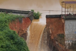 Tin tức trong ngày - Hiện trường vỡ đập thủy điện Bắc Khê 1