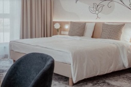 Chủ khách sạn thưởng quà các đôi dính bầu khi thuê phòng