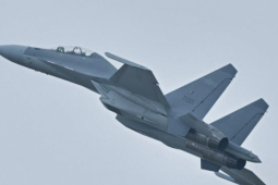 Phi công Trung Quốc khoe 'khóa cùng lúc hai tiêm kích tàng hình nước ngoài'