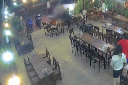 Tin tức trong ngày - Công an thông tin vụ tài xế ô tô 7 chỗ tông thẳng vào quán nhậu ở Gia Lai