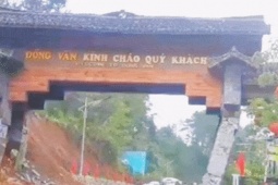 Tin tức trong ngày - Khoảnh khắc cổng chào cao nguyên đá Đồng Văn sụp đổ trong chớp mắt