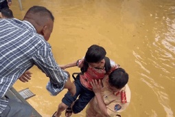 Tin tức trong ngày - Mực nước sông Cầu vượt báo động 3, Hà Nội sơ tán dân vùng hạ lưu