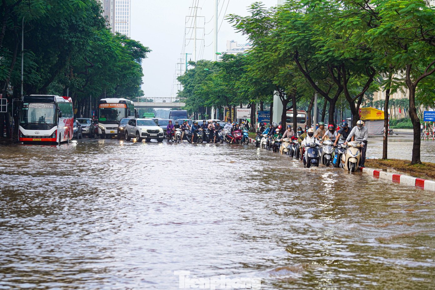 Xe máy ‘rẽ sóng’ giữa phố, tìm đường lên cao tốc tránh ngập tại Hà Nội - 8