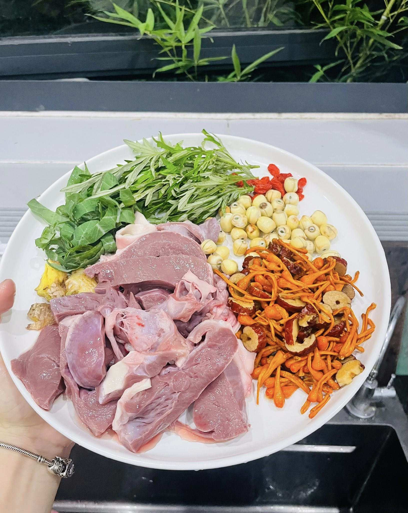 Tim heo hầm với nấm đông trùng hạ thảo, táo đỏ, hạt sen, kỷ tử, gừng, lá gai cua, ngải cứu.