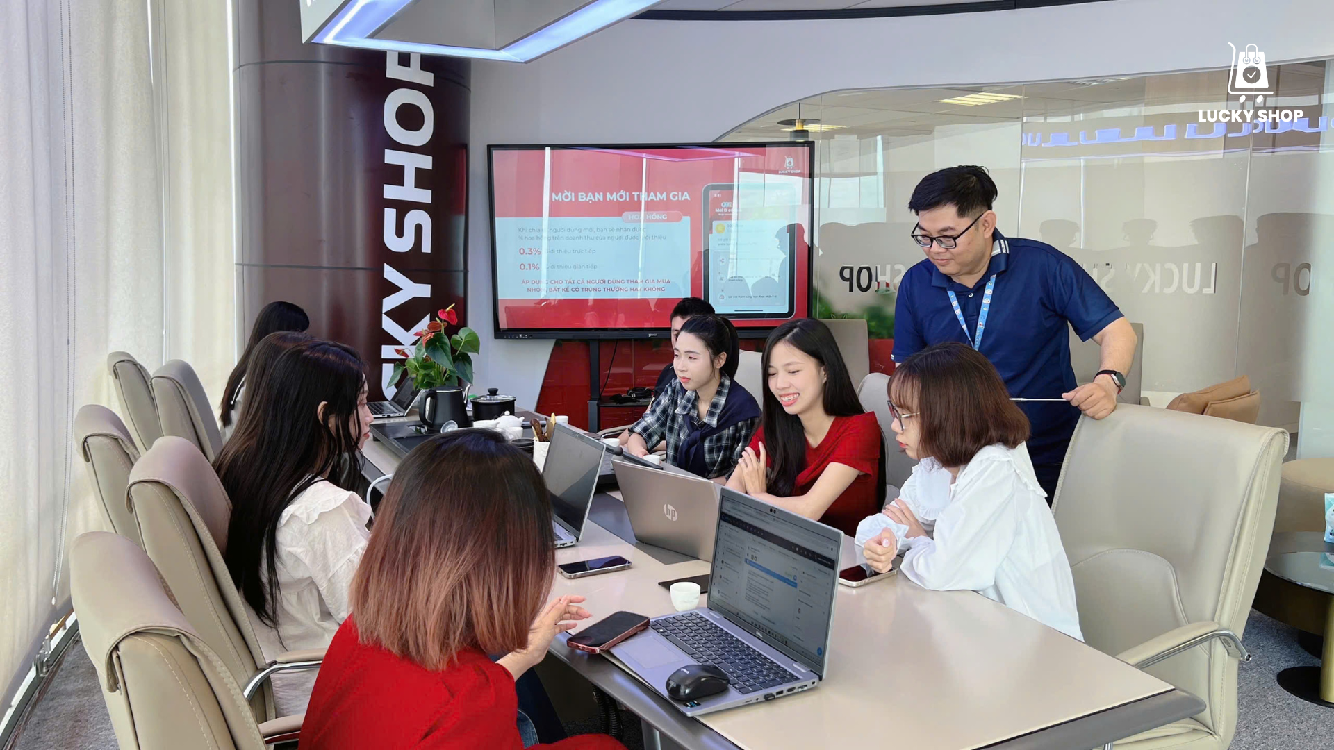 COO Nguyễn Tiến Vinh trao đổi và hướng dẫn nhân sự làm việc (Ảnh Lucky Shop)