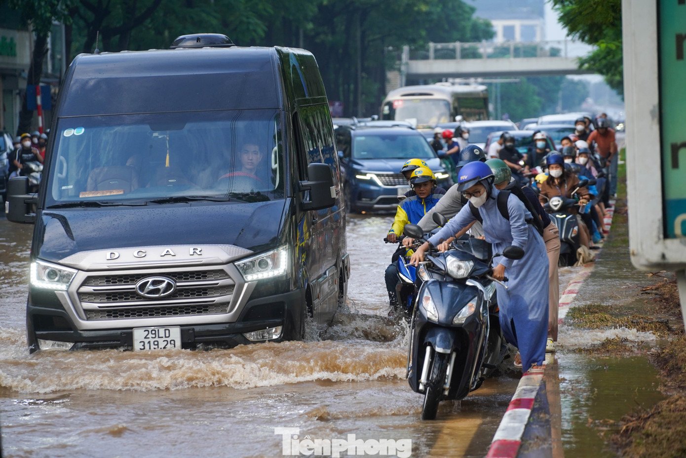 Xe máy ‘rẽ sóng’ giữa phố, tìm đường lên cao tốc tránh ngập tại Hà Nội - 9