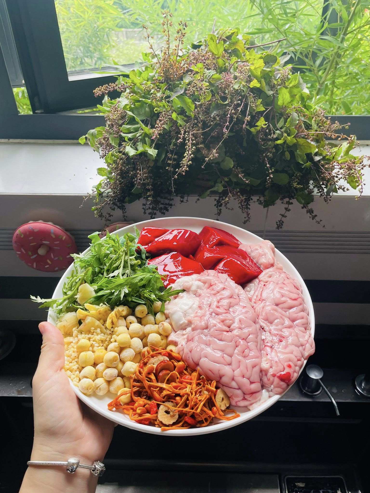 Óc bò, tiết trâu hầm với ý dĩ, hạt sen, táo đỏ, nấm đông trùng hạ thảo, gừng, lá gai cua, ngải cứu.