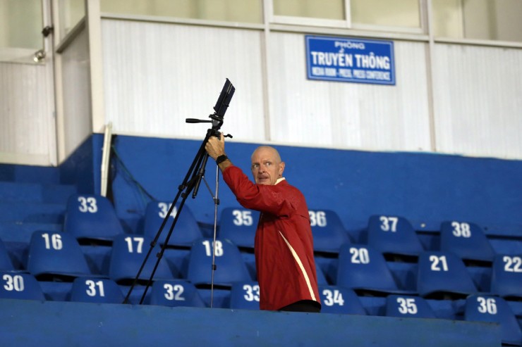 Ngay khi có mặt trên sân Gò Đậu, HLV Matt Ross phải tự mình lên khán đài lắp đặt thiết bị ghi hình buổi tập.