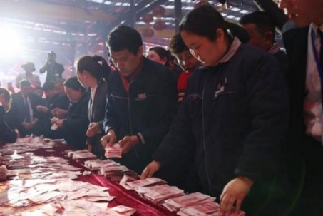 Vị sếp của năm: Cứ lễ Tết lại tặng tiền “khủng” cho nhân viên