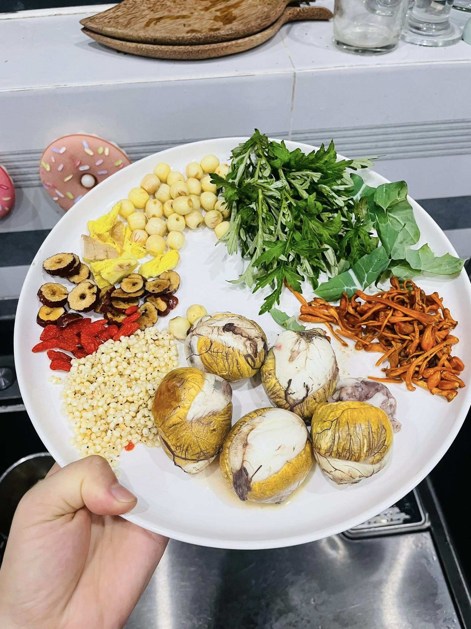 Trứng vịt lộn hầm ý dĩ, kỷ tử, hạt sen, táo đỏ, nấm đông trùng hạ thảo, ngải cứu, lá gai cua.