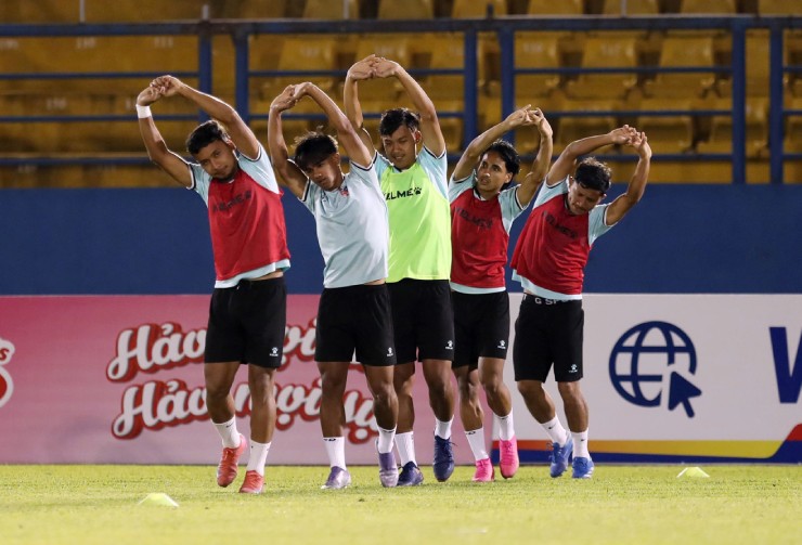 Các cầu thủ Nepal tỏ ra khá háo hức bước ra sân Gò Đậu tập luyện.