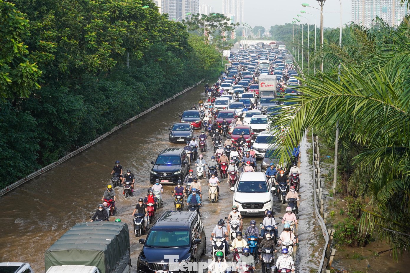 Xe máy ‘rẽ sóng’ giữa phố, tìm đường lên cao tốc tránh ngập tại Hà Nội - 19