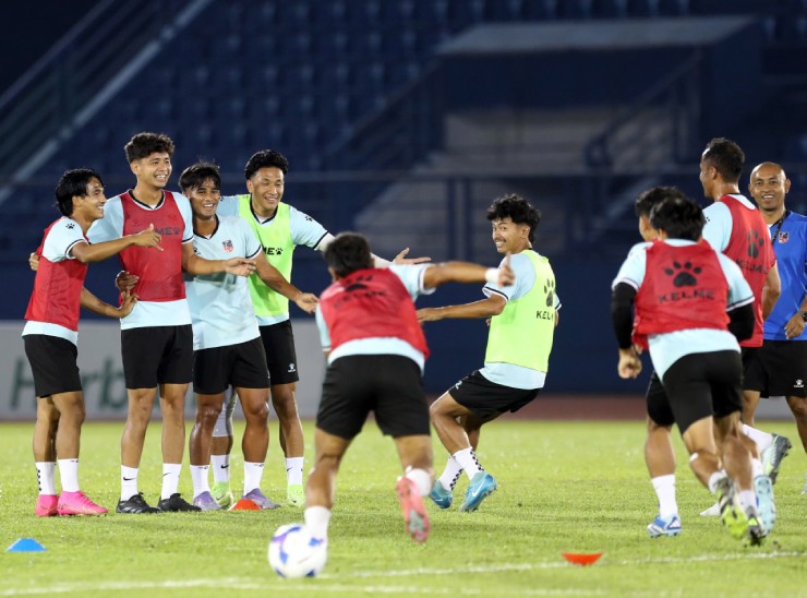 Các cầu thủ Nepal được hướng dẫn chơi một số trò chơi, tạo không khí vui vẻ trước cuộc đối đầu với ĐT Việt Nam.