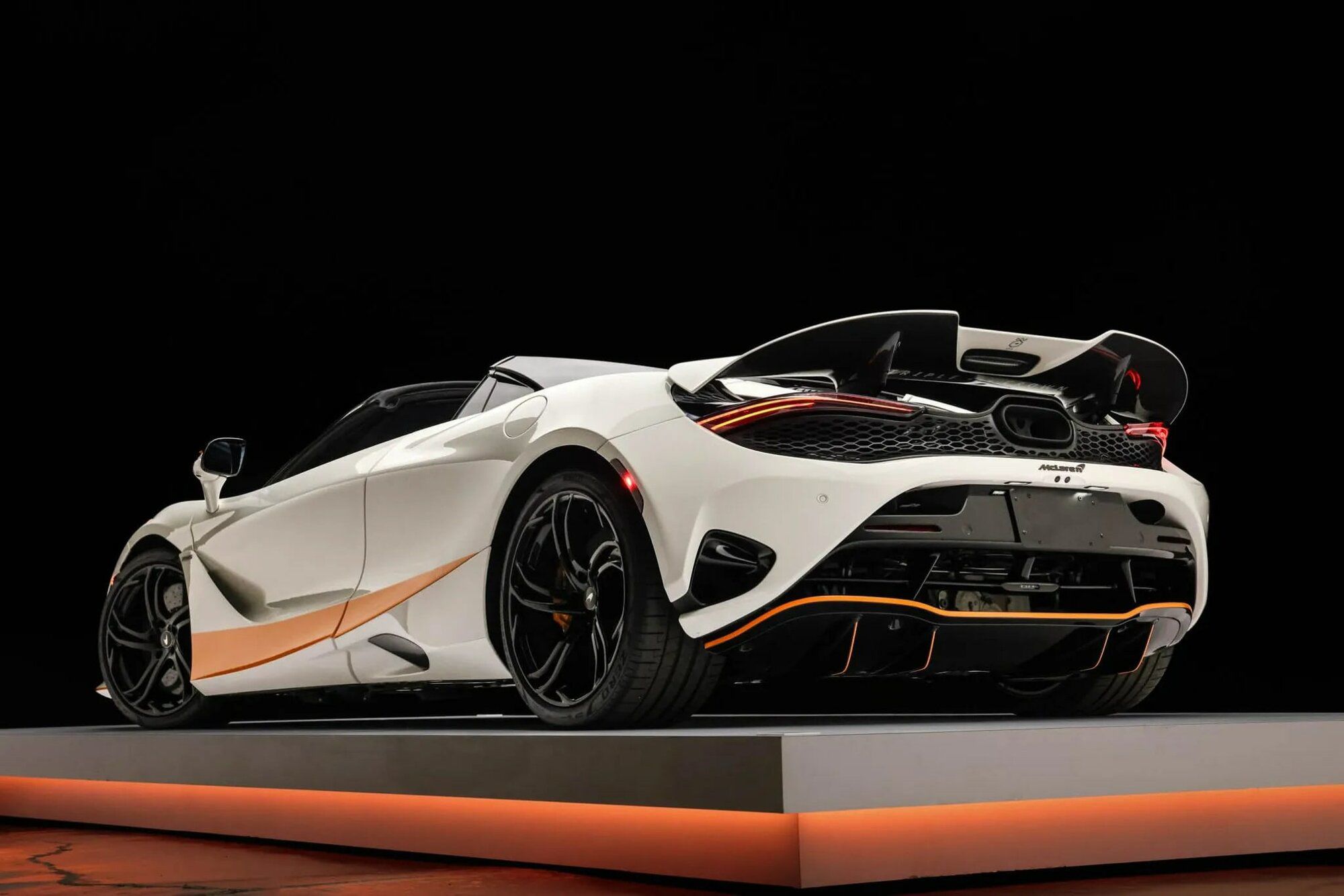 Siêu xe cực hiếm McLaren 750S Spider Triple Color lên sàn đấu giá - 2