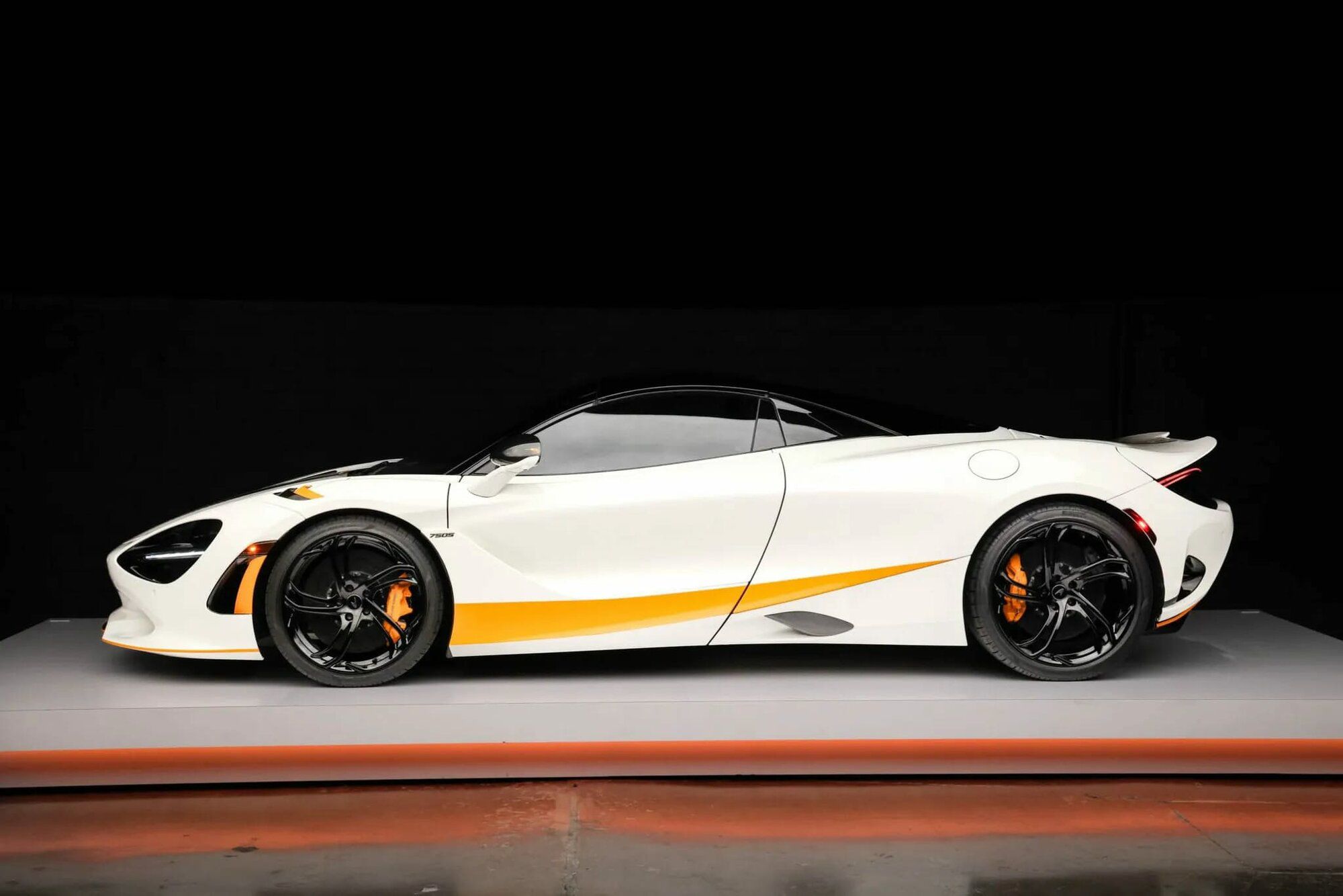 Siêu xe cực hiếm McLaren 750S Spider Triple Color lên sàn đấu giá - 5