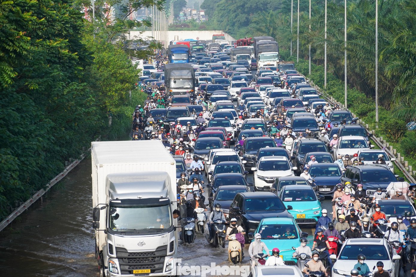 Xe máy ‘rẽ sóng’ giữa phố, tìm đường lên cao tốc tránh ngập tại Hà Nội - 20