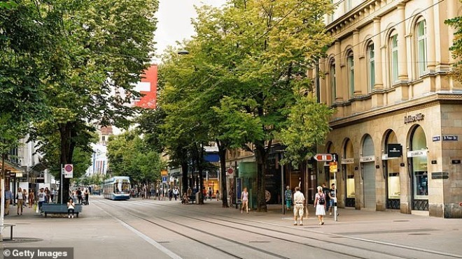 Hình ảnh một chiếc tàu điện đang chạy trên phố Bahnhofstrasse, trung tâm Thụy Sĩ.