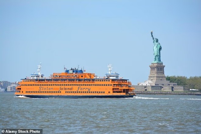 Tàu&nbsp;Staten Island đi ngang qua Tượng Nữ thần Tự do.