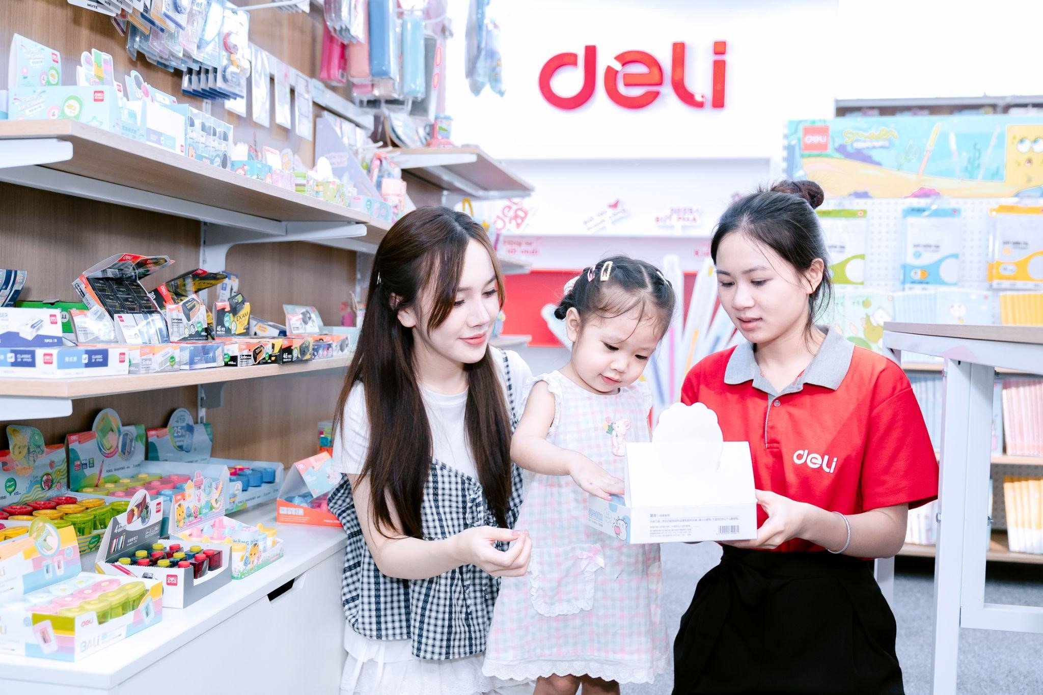 Các bậc phụ huynh loay hoay trước vô vàn sự lựa chọn đồ dùng học tập mỗi mùa khai giảng.