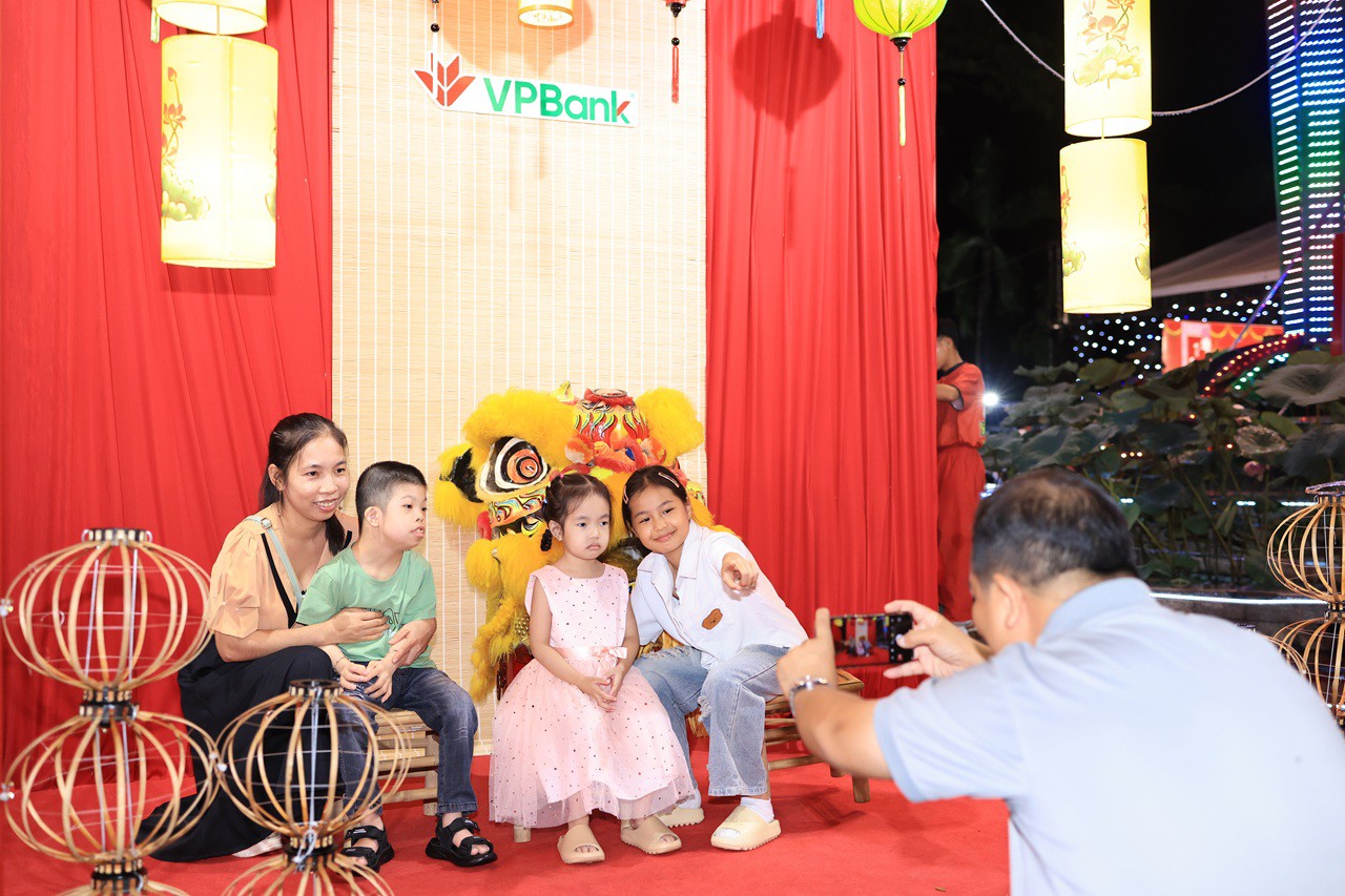 Phố đèn lồng thu hút đông đảo người dân địa phương tới check-in.