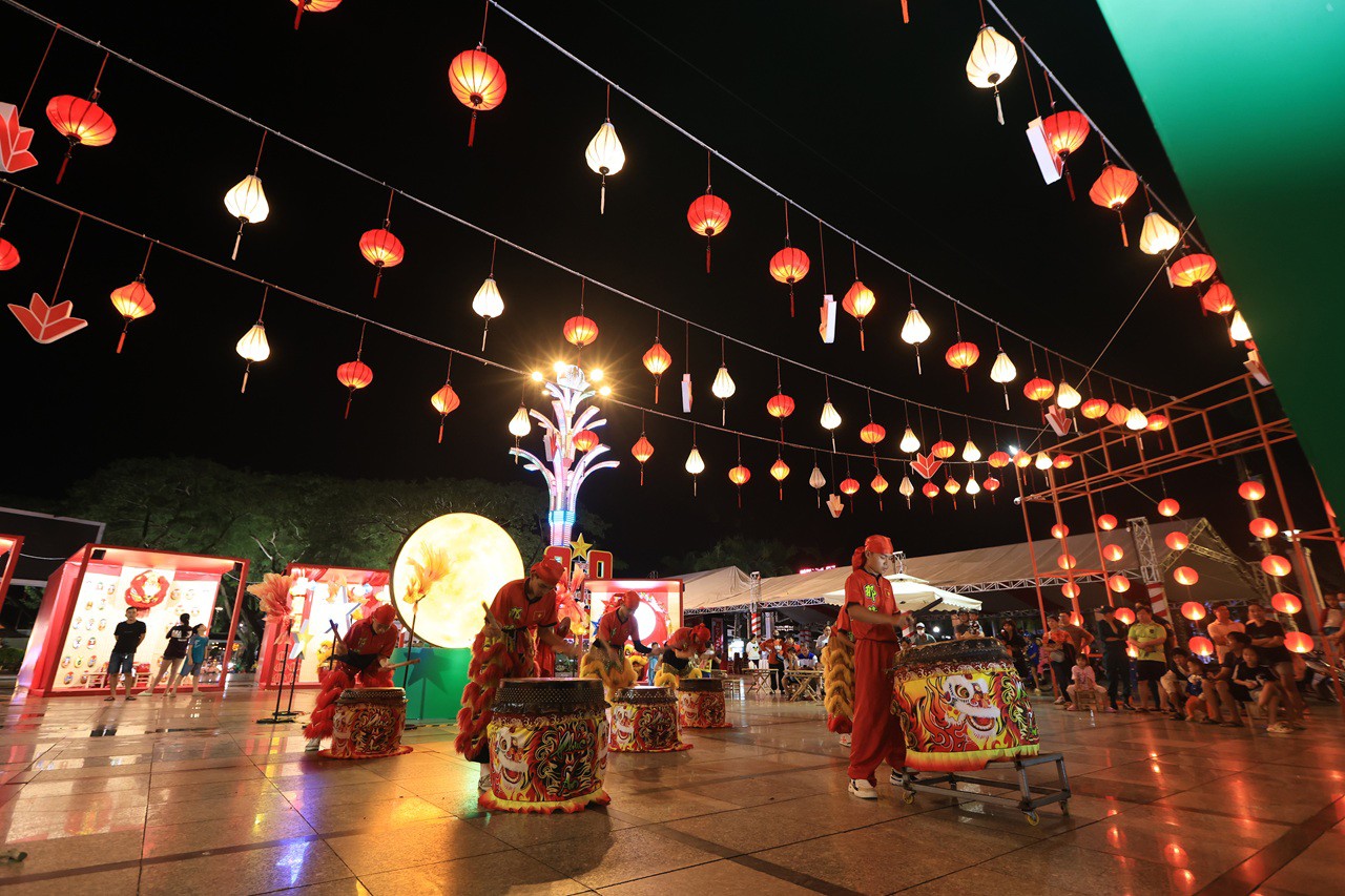 Phố đèn lồng được dựng lên tại quảng trường Văn Miếu, Cao Lãnh.
