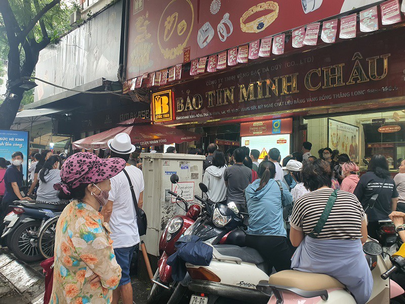 Đông nghịt người xếp hàng lấy số mua vàng khi giá cao kỷ lục.
