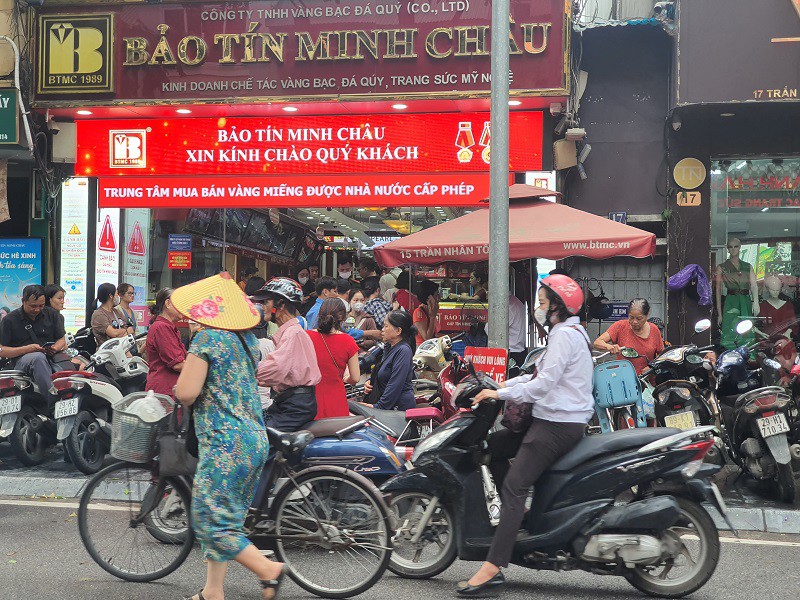 Hôm nay, Bảo Tín Minh Châu bán cho mỗi khách 1 lượng vàng nhẫn, không có vàng miếng.