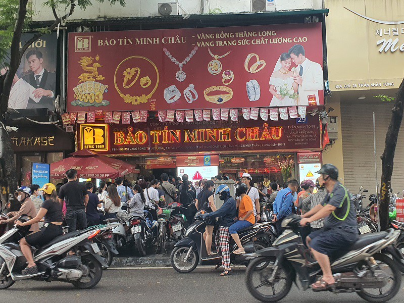 Cửa hàng phía trên cũng đông không kém, khách đến sau 8h30 đều phải ra về vì cửa hàng ngừng phát số.