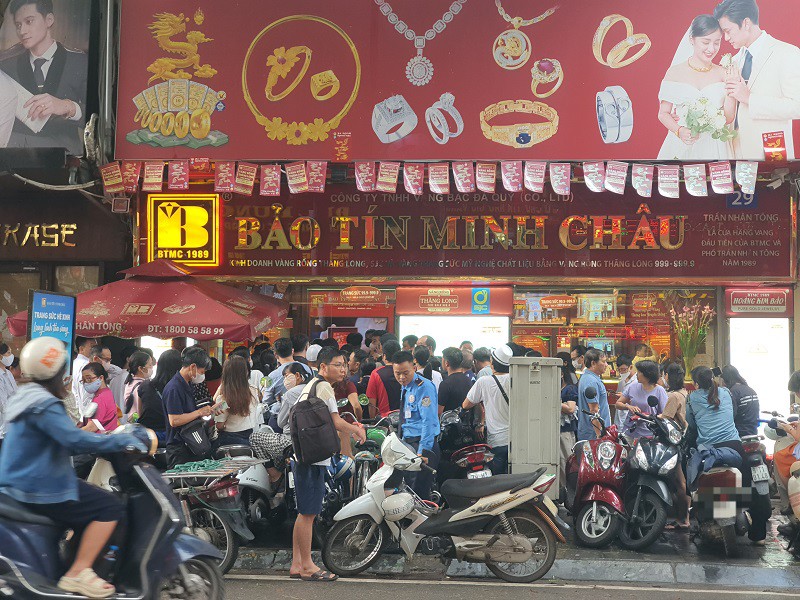 Người dân chen chúc trước cửa hàng vàng để lấy số mua vàng vào sáng nay.