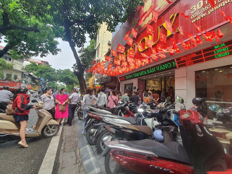 Dòng người xếp hàng mua vàng mỗi lúc một đông khi giá cao kỷ lục.