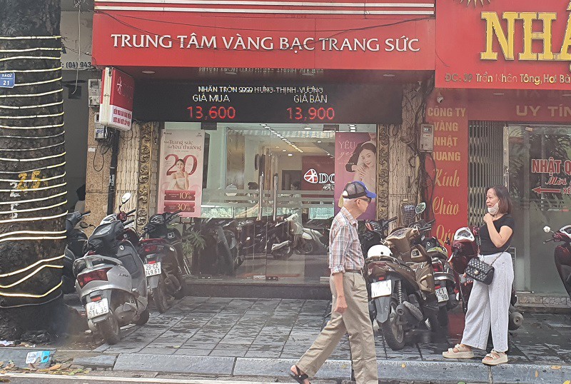 Hàng loạt tiệm vàng báo hết hàng từ khi chưa mở cửa giao dịch.