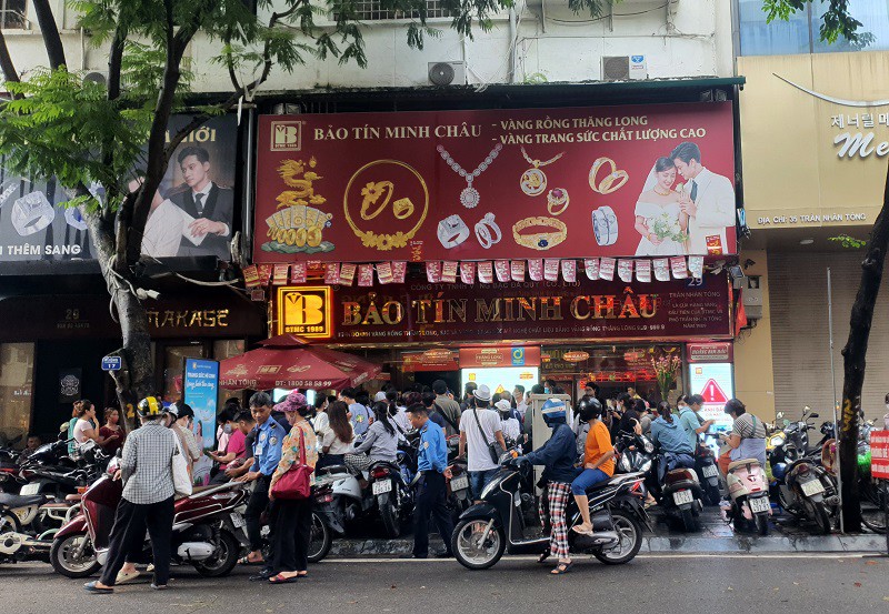 Người dân xếp hàng mua vàng ngày 8/10/2025 tại Hà Nội.