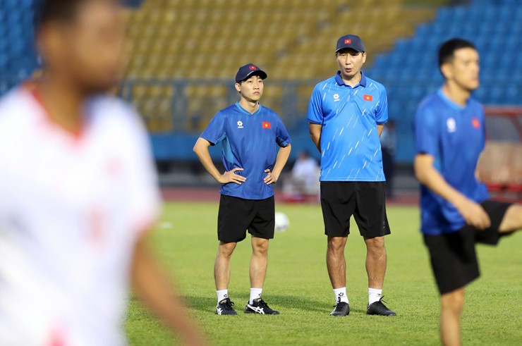 HLV Kim Sang Sik đón tin không thể vui hơn về tình hình lực lượng của ĐT Việt Nam ở buổi tập này.