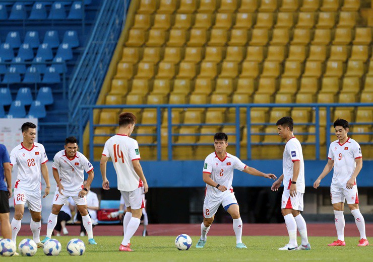 Buổi tập của thầy trò HLV Kim Sang Sik diễn ra từ lúc 17h trong bầu không khí vô cùng hứng khởi.