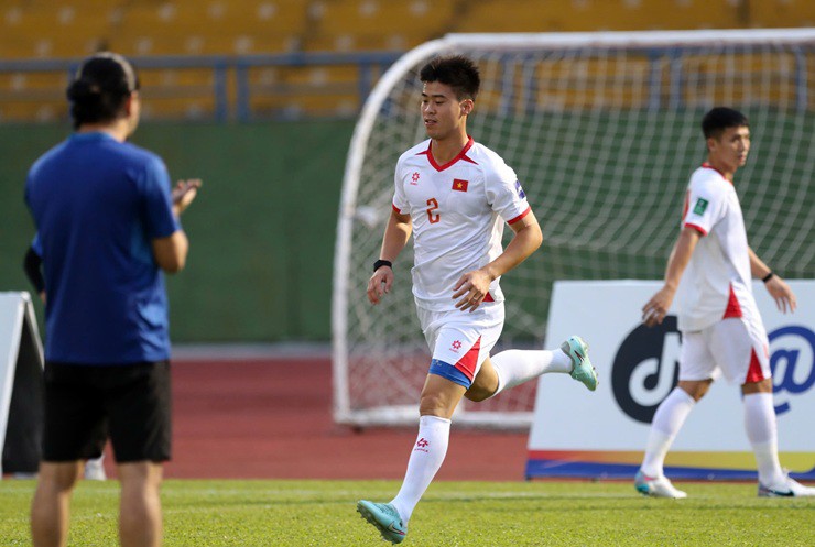 Cụ thể, đội trưởng ĐT Việt Nam vẫn là Đỗ Duy Mạnh. Trong khi hai đội phó là Nguyễn Hoàng Đức và Cao Pendant Quang Vinh.