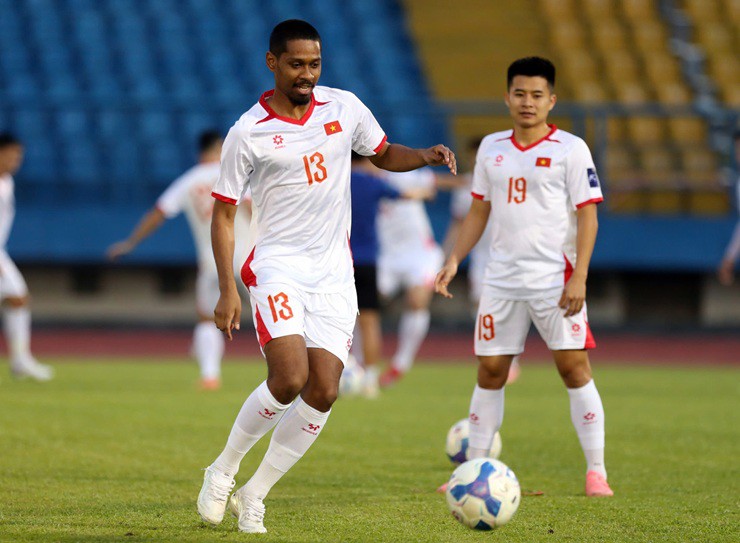 Quang Vinh tỏ ra khá phấn khích trong lần đầu tiên được bầu làm “cán bộ” ở ĐT Việt Nam.