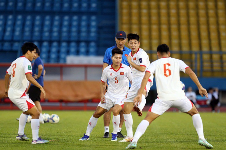 Buổi tập của thầy trò HLV Kim Sang Sik diễn ra trong khoảng thời gian 1 tiếng, các tuyển thủ Việt Nam tỏ ra hết sức thoải mái, sẵn sàng cho mục tiêu giành 3 điểm trước Nepal vào lúc 19h30 ngày 9/10 trên sân Gò Đậu.