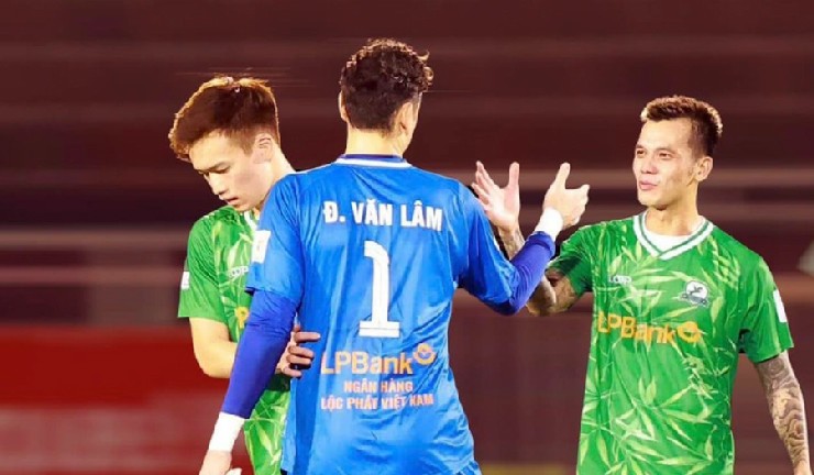 Hoàng Đức, Văn Lâm “gần bùn mà không hôi tanh mùi bùn”. Ảnh: Ninh Bình FC