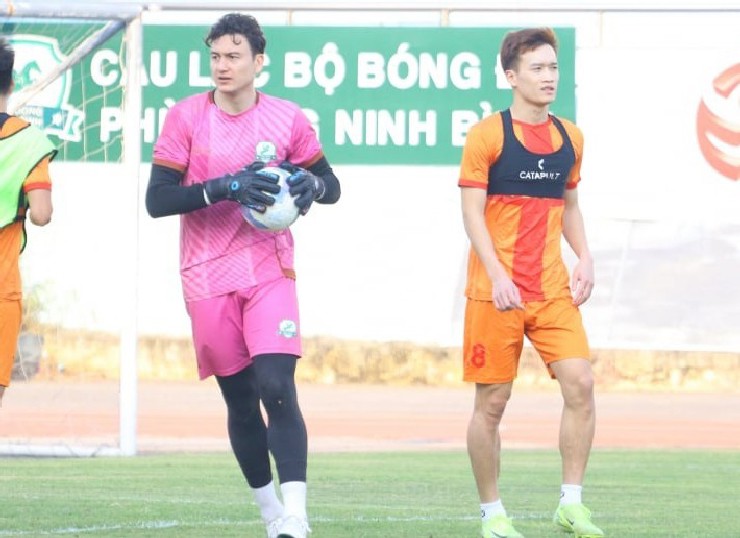 Văn Lâm và Hoàng Đức vẫn duy trì đẳng cấp cao. Ảnh: Ninh Bình FC