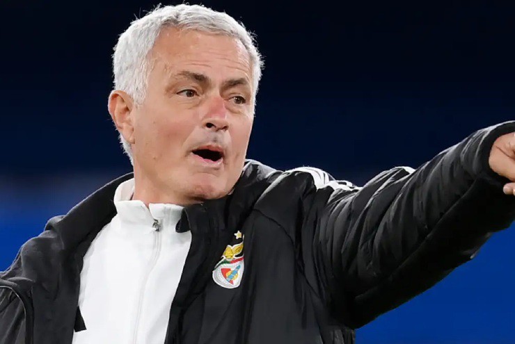 HLV Mourinho lỡ dịp trở lại Ngoại hạng Anh
