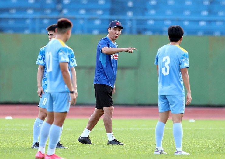 HLV Kim Sang Sik cùng các tuyển Việt Nam sẵn sàng cho 2 lượt trận gặp ĐT Nepal