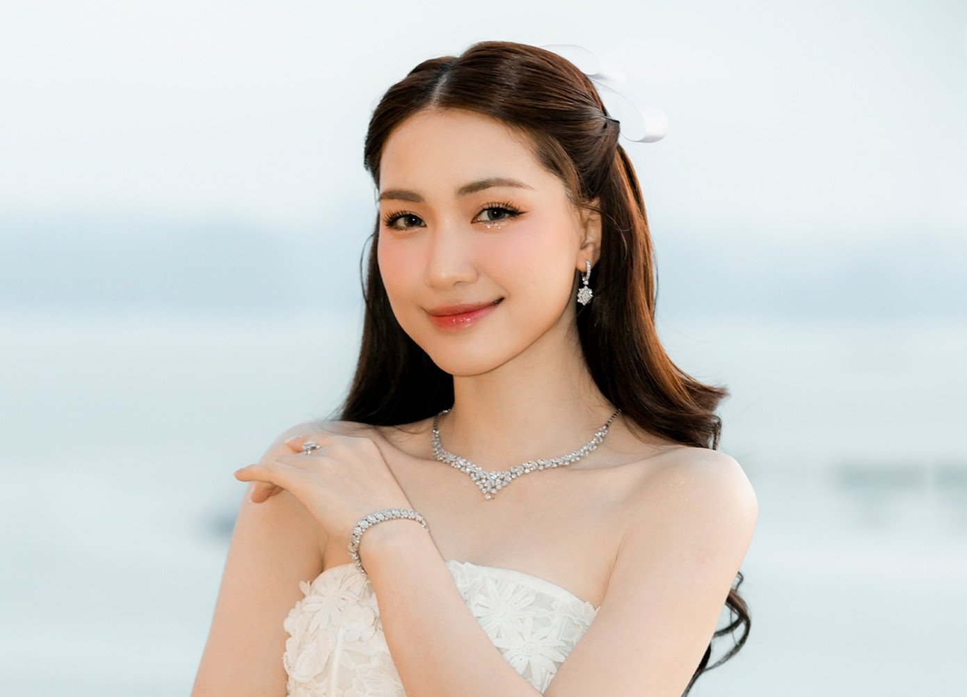Đức Phúc, Hòa Minzy chia sẻ khó khăn với người dân Thái Nguyên.