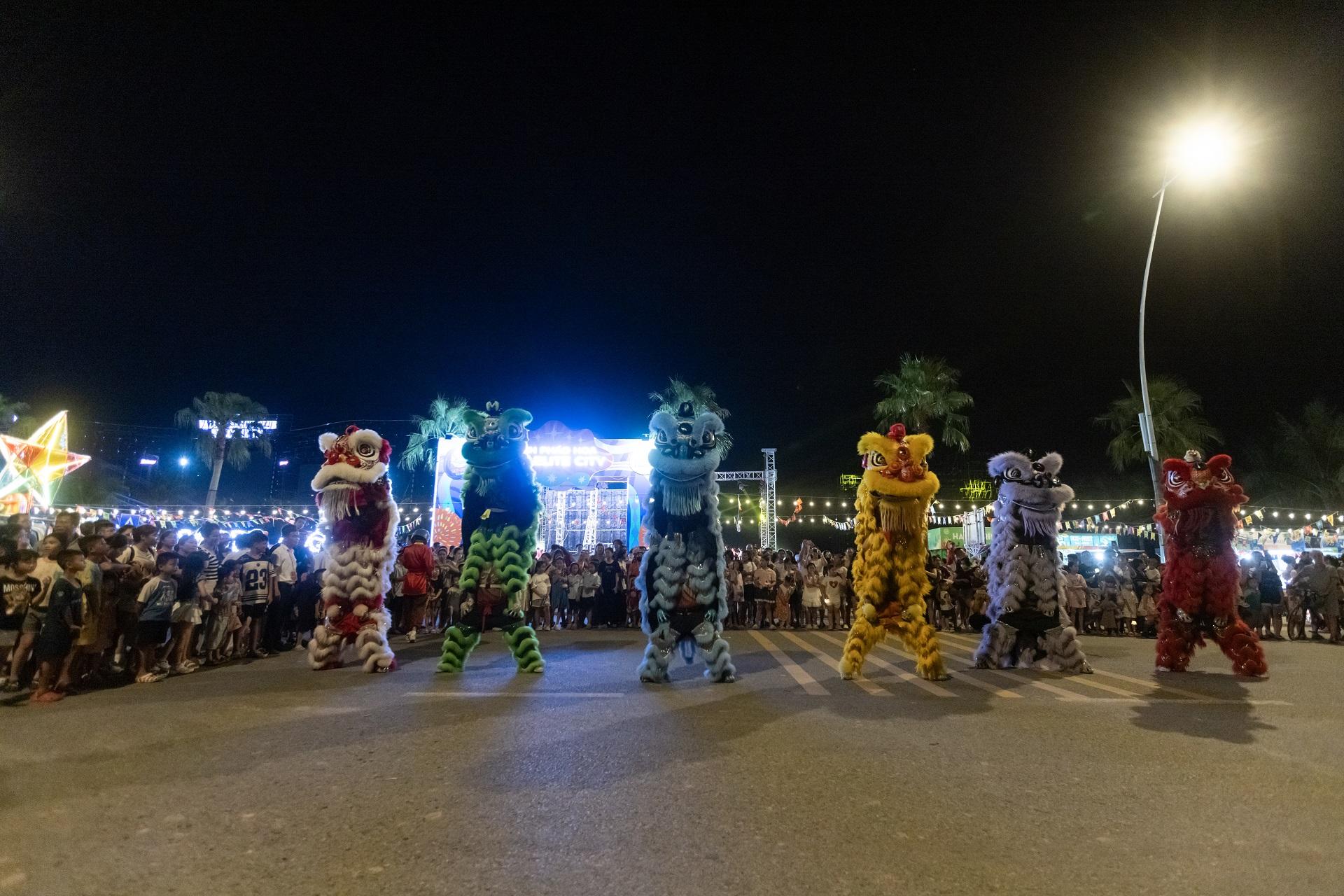 Cư dân gần Bãi Cháy tận hưởng bầu không khí lễ hội quanh năm. Ảnh: Ánh Dương