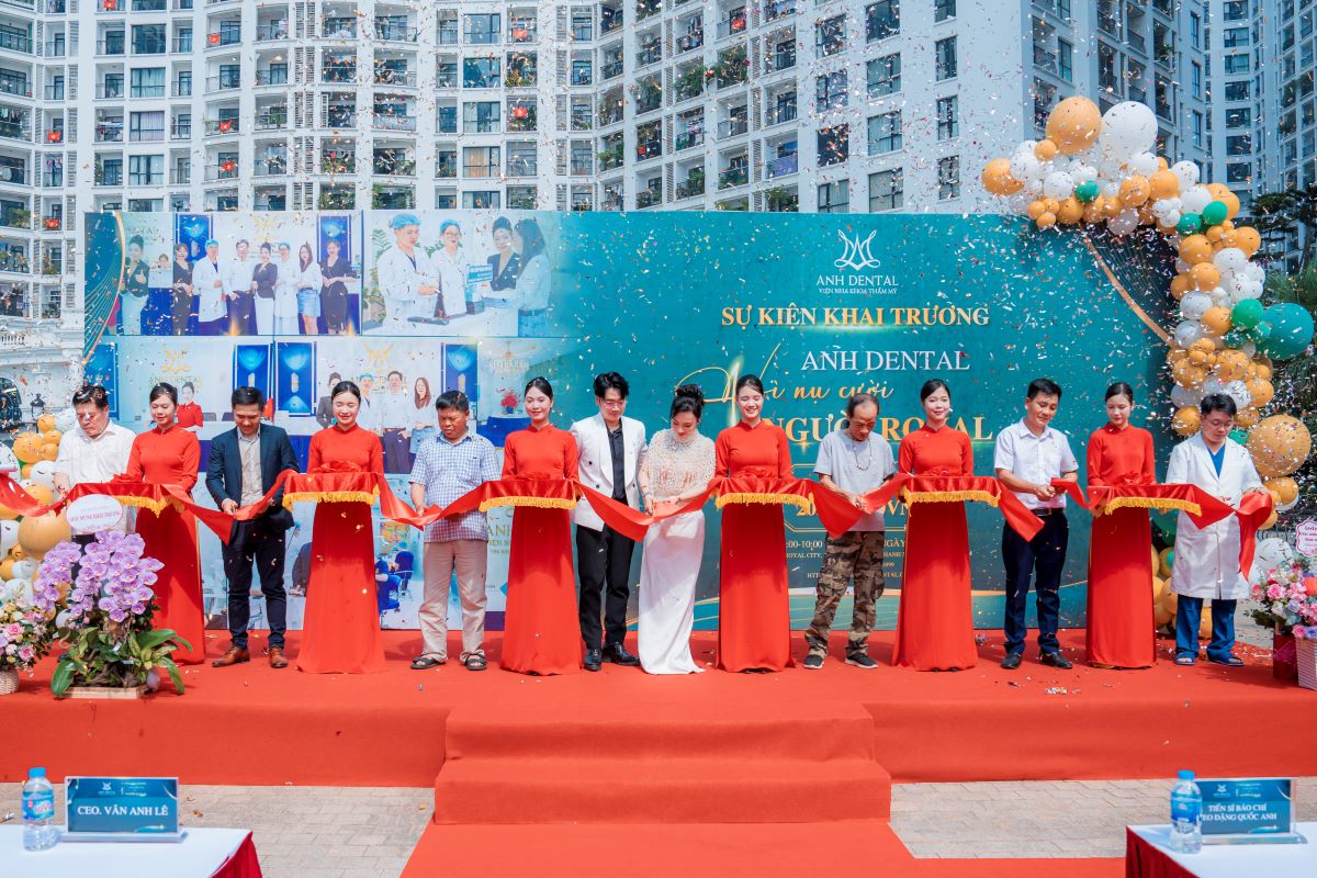 CEO Lê Vân Anh cùng các đối tác và đội ngũ bác sĩ cắt băng khánh thành chính thức đón chào những vị khách đầu tiên