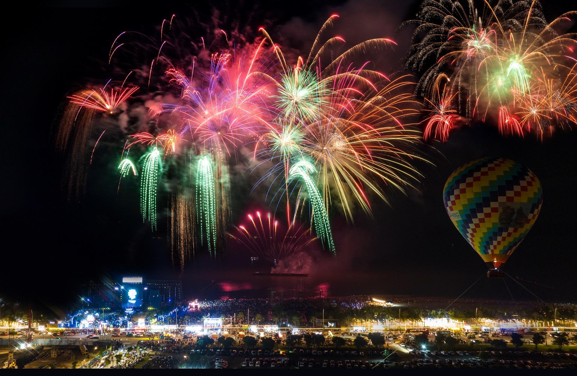 Hàng nghìn người đổ về khu vực Bãi Cháy chiêm ngưỡng pháo hoa nghệ thuật. Ảnh: Ánh Dương.