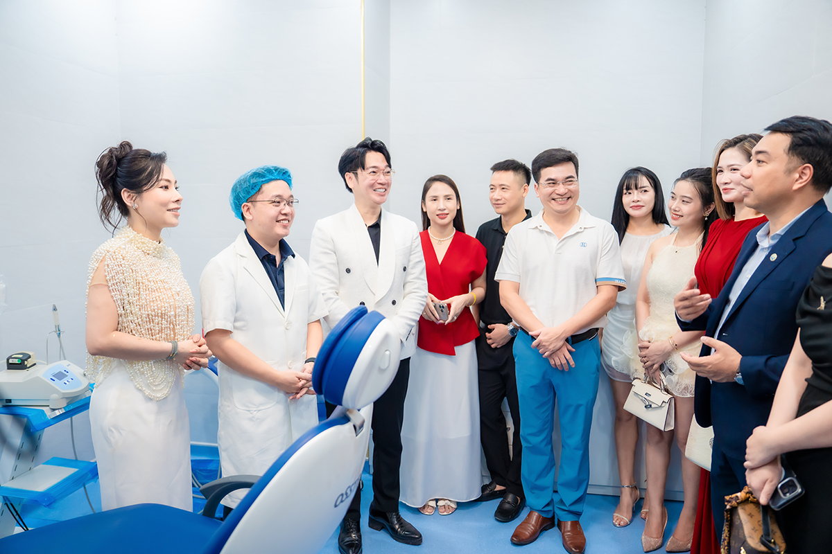Bác sĩ Trần Minh Hiệp - Phó Giám đốc chuyên môn, tâm huyết giới thiệu hệ thống công nghệ hiện đại tới khách mời