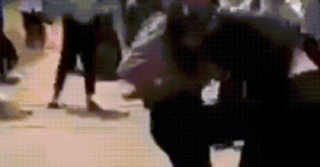 Hai nữ sinh ‘sô lô’, hàng chục bạn đứng quay clip, xúi giục ‘giật tóc đi’