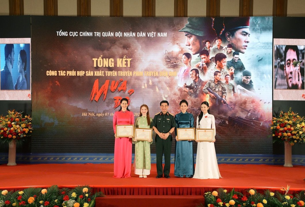 Dàn diễn viên nhận bằng khen của Bộ trưởng Bộ Quốc phòng.&nbsp;