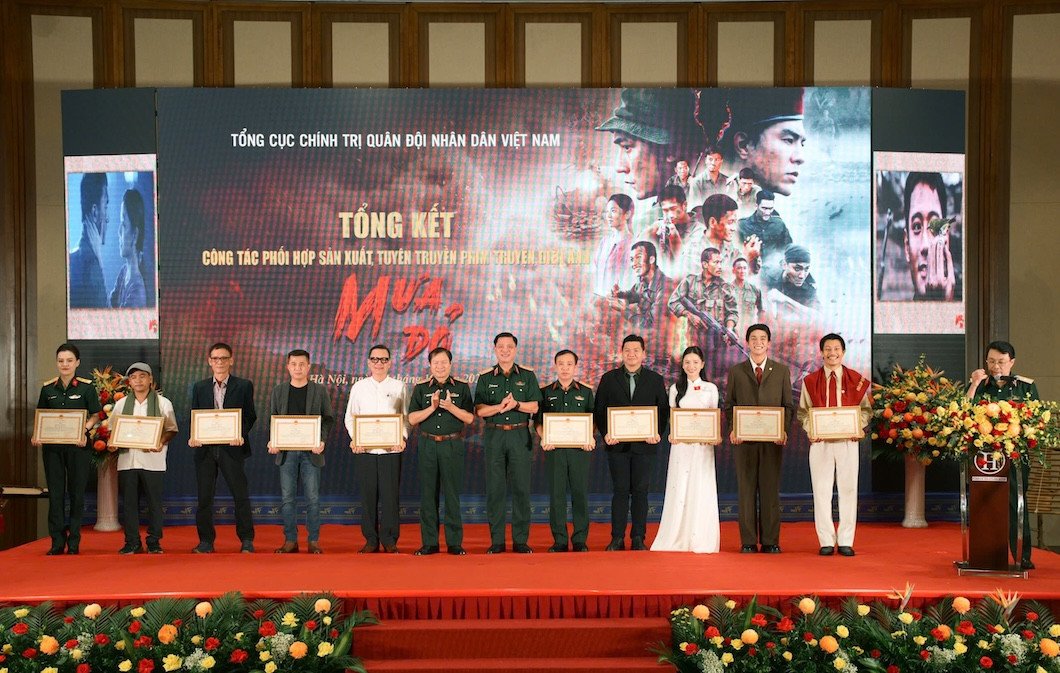 Dàn diễn viên nhận bằng khen của Bộ trưởng Bộ Quốc phòng.&nbsp;